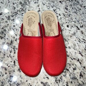 Fly Flot Red mesh clog slides size 8.5